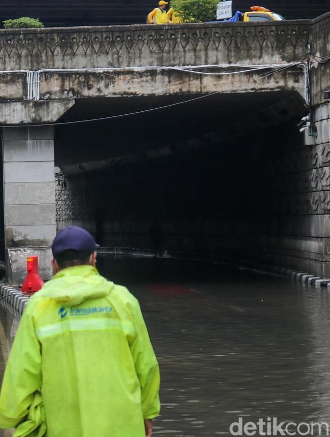 Banjir Rendam Underpass Mampang, Akses Jalan Ditutup Sementara