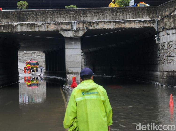 Banjir Rendam Underpass Mampang, Akses Jalan Ditutup Sementara