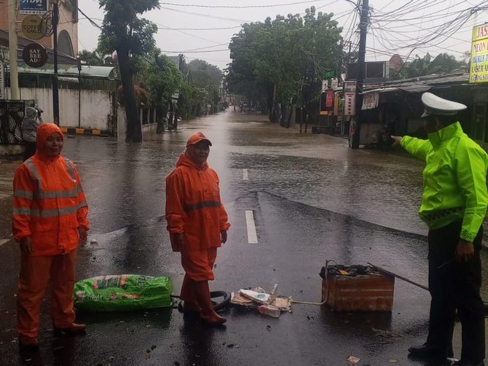 Banjir Menerjang Jalan Meruya Jakbar, Kendaraan Terjebak Tanpa Harapan
