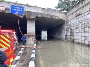 Underpass Mampang Jaksel Terendam Banjir, Kendaraan Tak Bisa Lewat