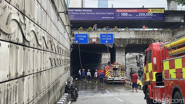 Banjir underpass Mampang, Jakarta Selatan. (Devi/detikcom)