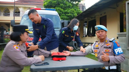Biddokkes Polda Bali memberi pelayanan kesehatan lapangan rutin kepada anggota yang terlibat dalam Ops Cipkon Agung 2026 di halaman depan Mapolda Bali. (Foto: Dok. Polda Bali)