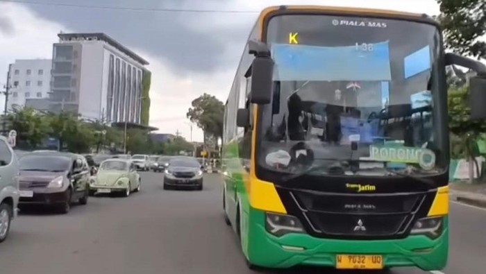 Bus Trans Jatim yang diduga ugal-ugalan di Sidoarjo