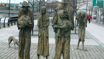 Kelaparan Kentang Irlandia terjadi pada 1845, ketika penyakit hawar menghancurkan sumber makanan utama bagi jutaan keluarga miskin di negara ini dan berlanjut selama tujuh tahun. Kelaparan terjadi secara perlahan, tapi tanpa henti. Banyak orang tua menyaksikan anak-anaknya meninggal dan mayat dibiarkan membusuk, karena kebanyakan orang terlalu lemah untuk menguburkannya. Ini adalah salah satu tragedi terburuk yang pernah menimpa penduduk Irlandia. Foto: Bored Panda