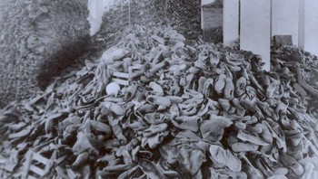 Antara tahun 1941 dan 1945, Nazi Jerman melakukan pembunuhan sistematis terhadap enam juta orang Yahudi, bersama jutaan korban lainnya. Melalui ghetto, kerja paksa, dan kamp pemusnahan, negara merekayasa kematian yang terorganisir. Bahkan sebelum kekejaman terbesar dimulai, orang-orang di bawah rezim Hitler hidup dalam teror terus-menerus sepanjang Perang Dunia II. Hak-hak mereka dirampas dan diserang di jalanan, tanpa cara untuk melarikan diri.  Foto: Bored Panda