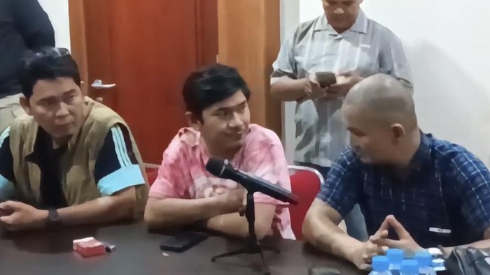 Dana, jurnalis TV nasional di Babel (tengah) dianiaya saat liputan