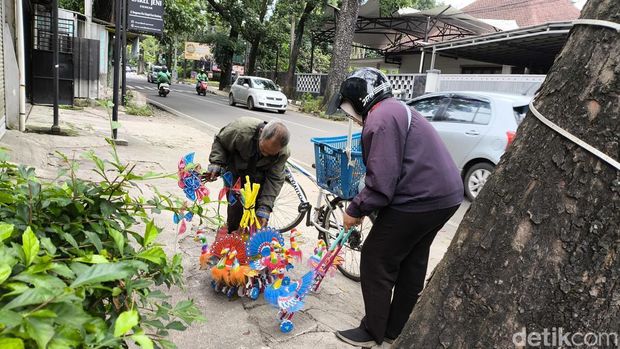 Daryono penjual otok-otok di Bandung Daryono penjual otok-otok di Bandung