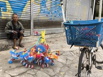 Kisah Daryono, Mengayuh Harapan Lewat Otok-otok di Jalanan Bandung