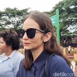 Enzy Storia Ungkap Hari Terakhir Ketemu Vidi Aldiano