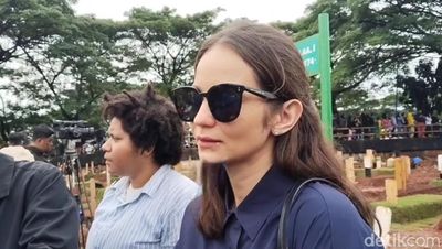 Enzy Storia Ungkap Hari Terakhir Ketemu Vidi Aldiano