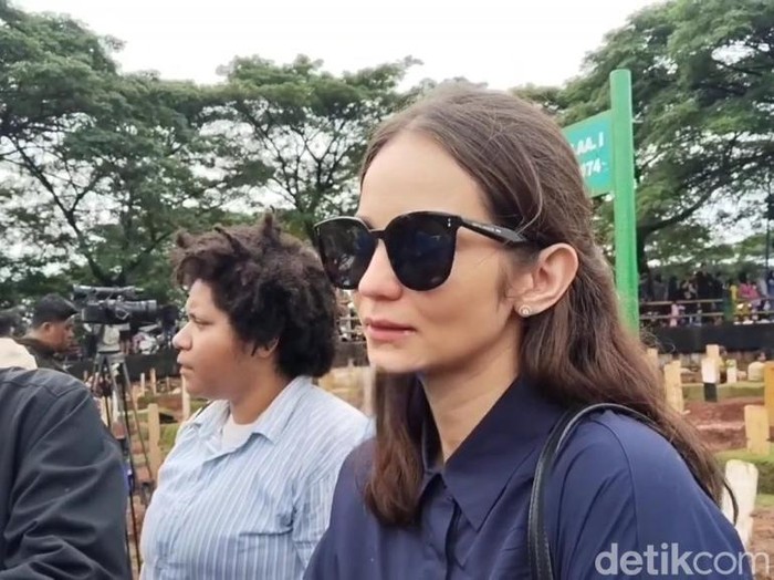 Enzy Storia ditemui usai pemakaman Vidi Aldiano di TPU Tanah Kusir, Jakarta Selatan, pada Minggu (8/3/2026).