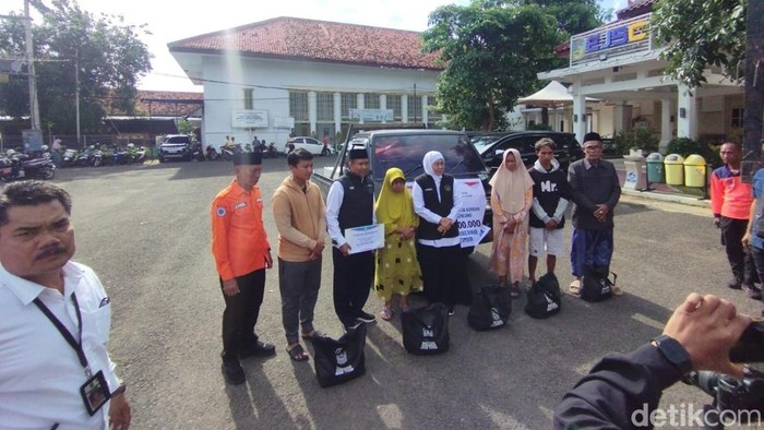 Gubernur Jatim Khofifah Indar Parawansa salurkan bantuan ke warga Pamekasan