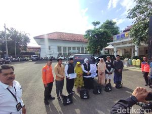 Gubernur Khofifah Salurkan Bantuan untuk Warga Pamekasan