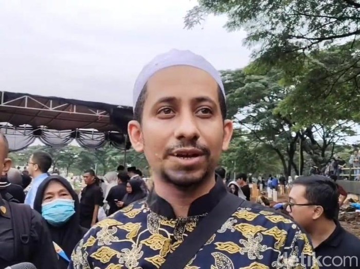 Habib Jafar ditemui usai pemakaman Vidi Aldiano di TPU Tanah Kusir, Jakarta Selatan, pada Minggu (8/3/2026).