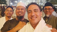 Hamish Daud berswafoto bersama rekan-rekannya. (Foto: dok Instagram hamishdw)