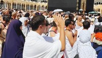 Hamish Daud pergi ke Tanah Suci untuk umrah. Alhamdulillah atas kesempatan umrah di hari ulang tahunku selama Ramadhan. Untuk permulaan yang baru. Masyaallah, tulisnya dilihat di Instagram, Senin (9/3/2026). (Foto: dok Instagram hamishdw)