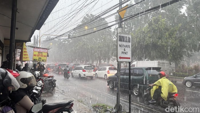 Hujan angin di wilayah Sidoarjo dan Surabaya