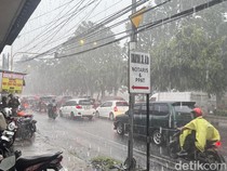 Warga Surabaya Waspadai Hujan Ringan Hari Ini