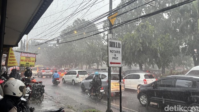 Hujan angin di wilayah Sidoarjo dan Surabaya