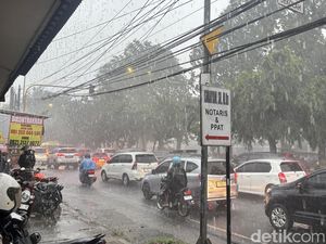 Cuaca Surabaya Hari Ini: Hujan Ringan tapi Suhu Hangat hingga Terik