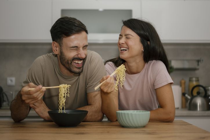 Ilustrasi pasangan makan mie instan