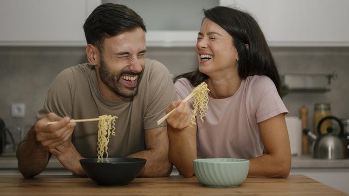 Ilustrasi pasangan makan mie instan
