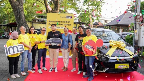 Indosat melalui IM3 secara resmi menyerahkan grand prize kepada pelanggan terpilih di Bali (dok. Indosat)
