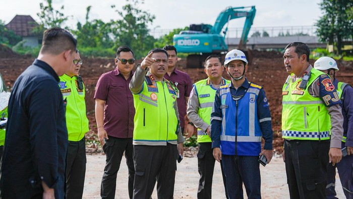 Irjen Agus Suryonugroho meninjau kesiapan ruas Tol Jakarta - Cikampek (Japek) II Selatan, Minggu (8/3/2026)