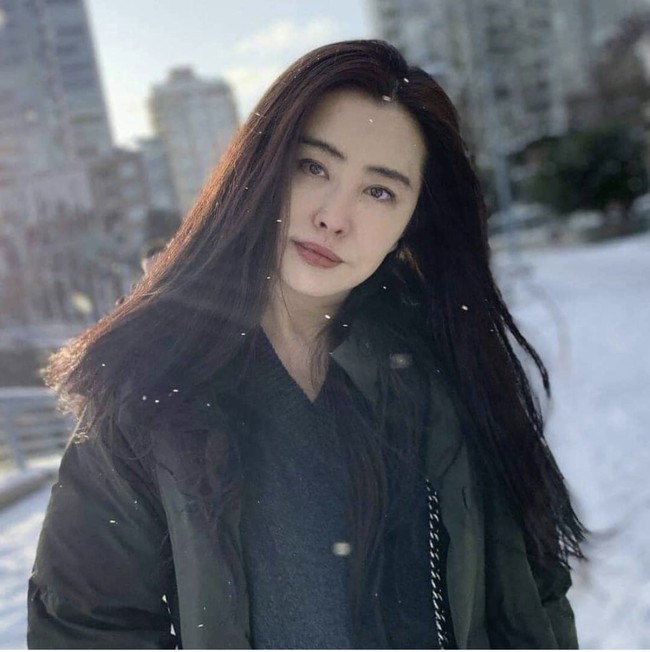 Joey Wong menjadi salah satu ikon kecantikan China dan Hong Kong di era 1980-an. Namanya melejit setelah membintangi film legendaris A Chinese Ghost Story pada 1987. Foto: Dok. Instagram, Weibo