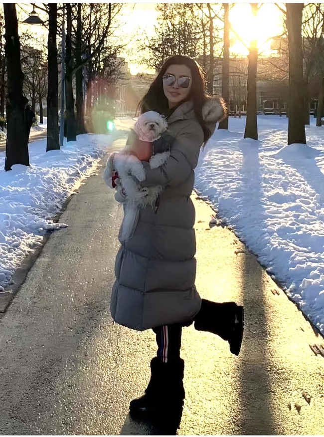 Joey Wong kemudian meninggalkan industri hiburan pada 2004 setelah syuting film Shanghai Story dan pindah ke Kanada. Pada tahun 2025, terungkap bahwa ia telah membuka pusat terapi moksibusi di Vancouver. Foto: Dok. Instagram, Weibo