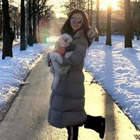 Joey Wong kemudian meninggalkan industri hiburan pada 2004 setelah syuting film Shanghai Story dan pindah ke Kanada. Pada tahun 2025, terungkap bahwa ia telah membuka pusat terapi moksibusi di Vancouver. Foto: Dok. Instagram, Weibo