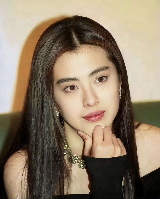 Meskipun sudah pensiun dari industri hiburan, penampilan Joey Wong tetap cantik dan awet muda. Rambut panjangnya juga tetap indah dan halus. Foto: Dok. Instagram, Weibo