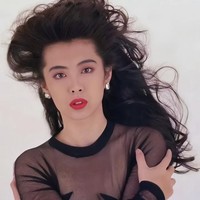 Karakternya sebagai hantu cantik Lip Siu Sin sukses membawa nama Jeoy Wong di kancah Asia. Ia pun disebut sebagai salah satu ratu horor Asia yang penampilannya bak dewi. Foto: Dok. Instagram, Weibo