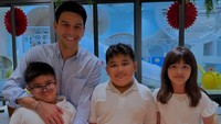 Jonathan Frizzy mengatakan sudah setahun gak ketemu anak-anaknya. Sudah lama banget, sudah satu tahun. Sedih banget. Satu tahun sejak itu (kasus), ujarnya dilihat di YouTube Melaney Ricardo, Senin (9/3/2026). (Foto: dok Instagram ijonkfrizzy)