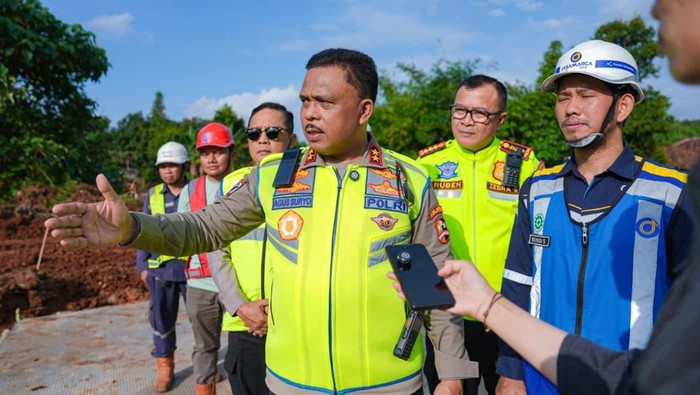 Kakorlantas Polri Irjen Agus Suryonugroho tinjau kesiapan ruas Tol Jakarta - Cikampek (Japek) II Selatan yang akan difungsionalkan pada arus mudik dan arus balik Lebaran 2026