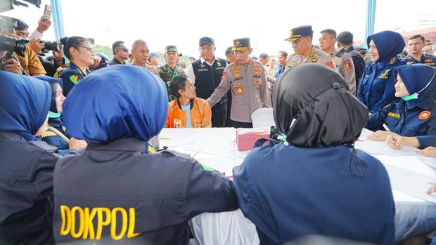 Kapolri Jenderal Listyo Sigit Prabowo di apel ojek online (ojol) dan buruh kamtibmas, Stadion Bumi Sriwijaya, Kota Palembang, Sumsel.