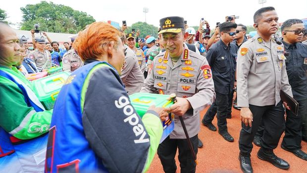 Kapolri Jenderal Listyo Sigit Prabowo di apel ojek online (ojol) dan buruh kamtibmas, Stadion Bumi Sriwijaya, Kota Palembang, Sumsel.