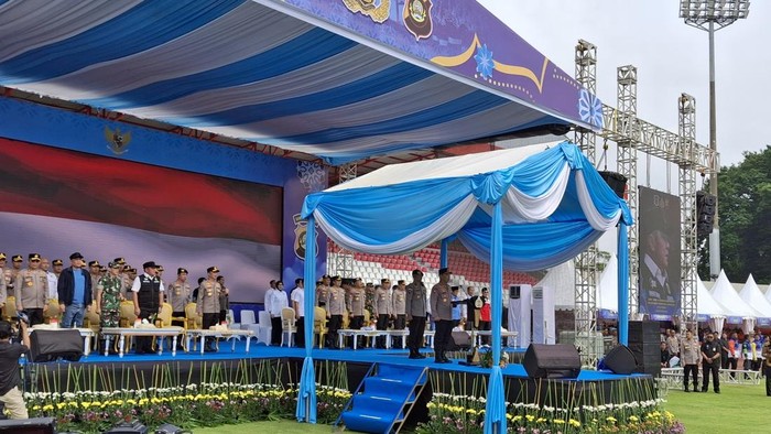 Kapolri Jenderal Listyo Sigit Prabowo memimpin Apel Ojol dan Buruh Kamtibmas di Stadion Bumi Sriwijaya, Palembang, Minggu (8/3/2026)