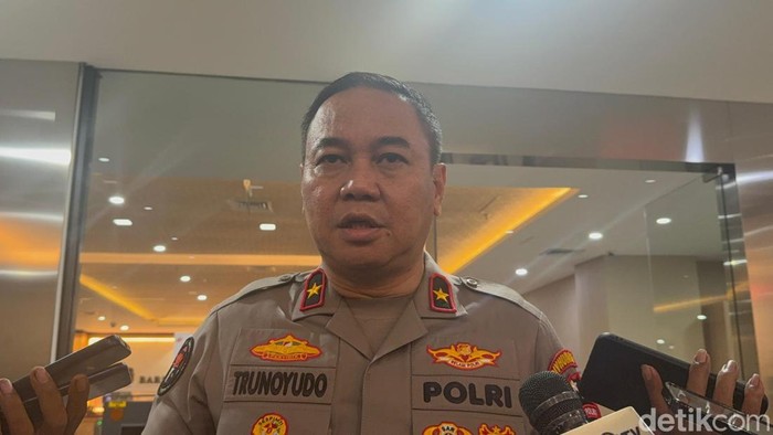 Karo Penmas Divhumas Polri Brigjen Trunoyudo Wisnu Andiko konferensi pers usai mediasi pasutri dan Nabilah Obrien. (Sholihin/detikcom)