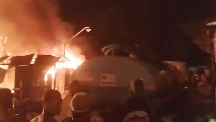 Kebakaran di pasar darurat (sementara) rakyat Ngawen, Kabupaten Blora menghanguskan rumah dan bedak atau los pasar darurat beserta dagangan. 