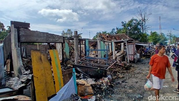 Kondisi kios pasar darurat Ngawen, Kabupaten Blora terbakar, Minggu (8/3/2026).