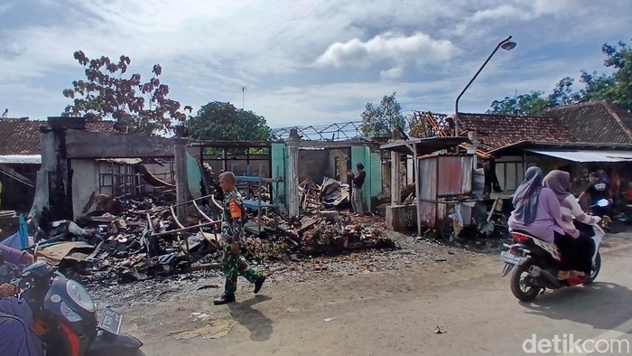 Kondisi kios pasar darurat Ngawen, Kabupaten Blora terbakar, Minggu (8/3/2026).