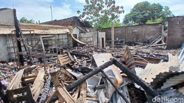 Kondisi kios pasar darurat Ngawen, Kabupaten Blora terbakar, Minggu (8/3/2026).