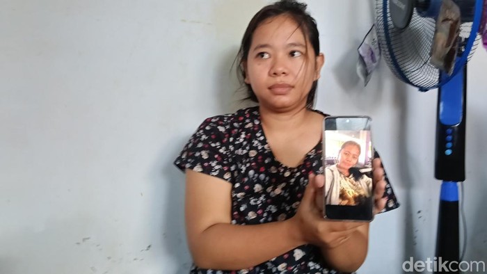 Keluarga menunjukkan foto TKI indramayu meninggal diduga dianiaya
