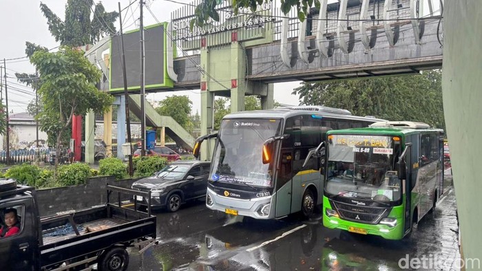 Kemacetan di Jalan Raya Waru Sidoarjo
