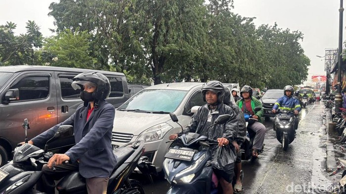 Kemacetan di Jalan Raya Waru Sidoarjo