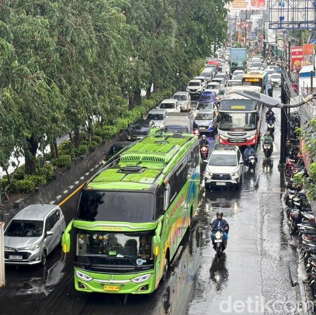 Kemacetan di Jalan Raya Waru Sidoarjo