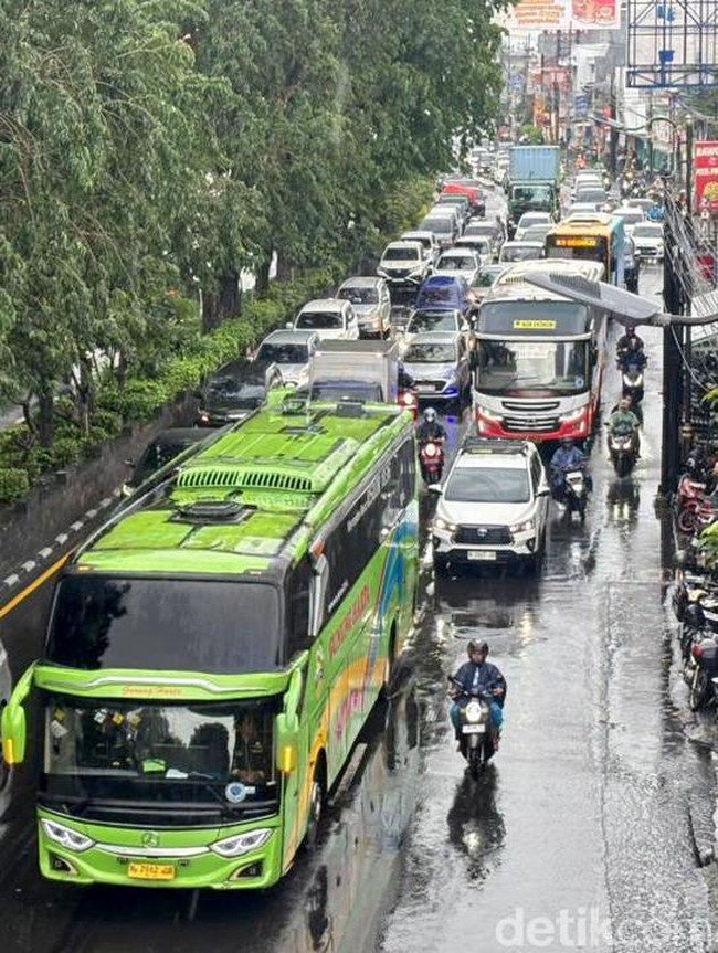 Kemacetan di Jalan Raya Waru Sidoarjo