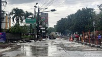 Kondisi kemacetan juga diperparah oleh hujan deras disertai angin kencang yang mengguyur kawasan tersebut pada siang hingga sore hari.