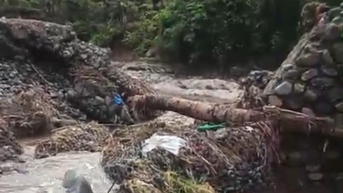 Kondisi jembatan Mawu Dalam, Desa Mawu, Kecamatan Ambalawi, Kabupaten Bima, NTB, yang terputus diterjang banjir, Minggu (8/3/2026). (Foto: Dok. Kades Mawu)